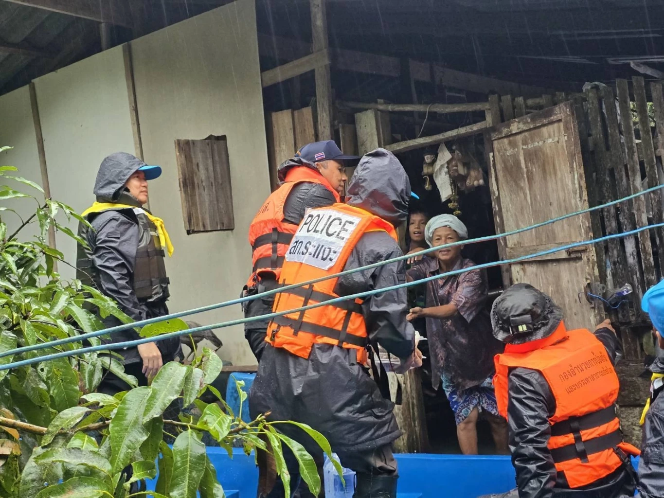 วิกฤต! นราธิวาส น้ำท่วมแล้ว 9 อำเภอ ฝนถล่มต่อเนื่อง แม่น้ำ 2 สายล้นตลิ่ง