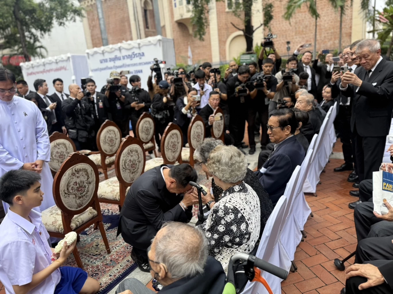 "อนุทิน" คัมแบ็ก "อัสสัมชัญบางรัก" กราบอดีต ผอ.-คุณครู พร้อมเล่นดนตรีร่วม AC BAND