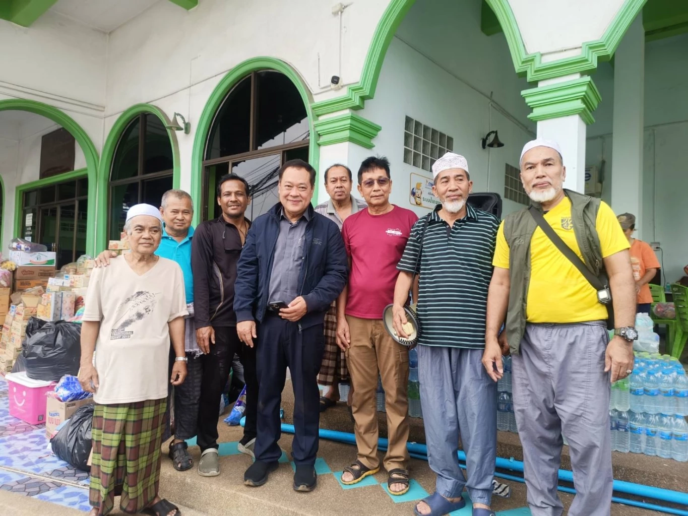 “ทวี” ลุยน้ำท่วมหาดใหญ่ มอบชุดละมาด-อาหาร พร้อมจัดส่งรถฟรี ปชช.