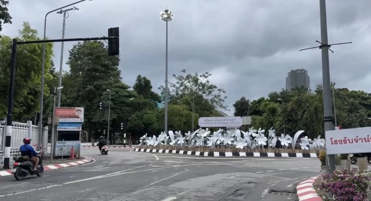 จบดราม่า "ดอกไม้ดำงานยี่เป็ง" เกาะกลางเชิงสะพานนวรัฐ ล่าสุดพ่นเป็นสีขาวแทน