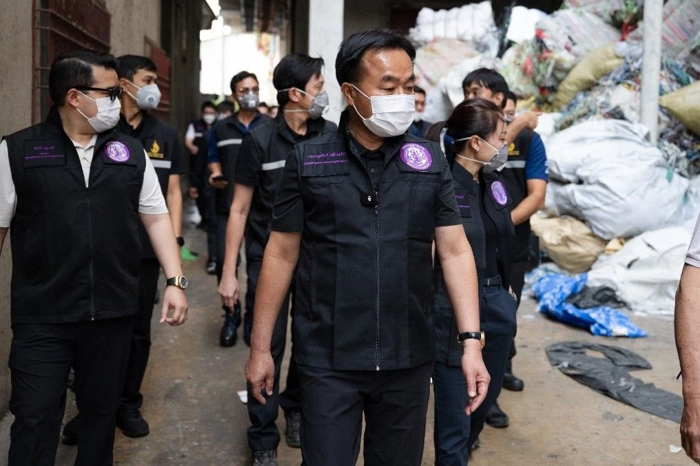 รมช.อุตสาหกรรม สั่งปิดโรงงานพลาสติกนครปฐมไร้มาตรฐาน