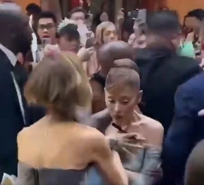 "อารีอานา กรานเด" โดนอินฟลูดังบุกประชิดตัวที่สิงคโปร์