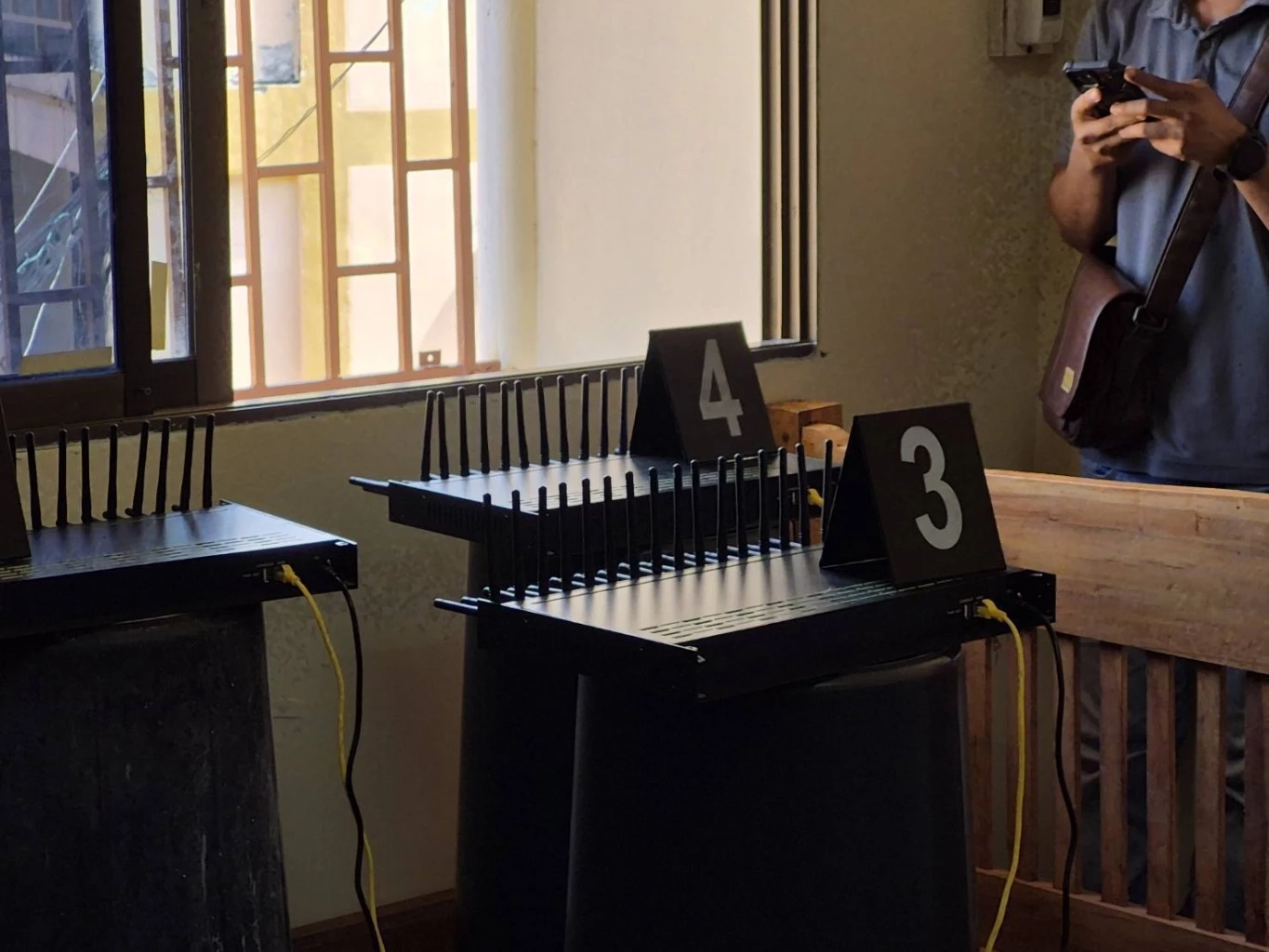 "กสทช. -ตร." บุกฐาน "แก๊งคอลเซ็นเตอร์ภาคอีสาน" พบ "sim box" ใช้หลอกเหยื่อ