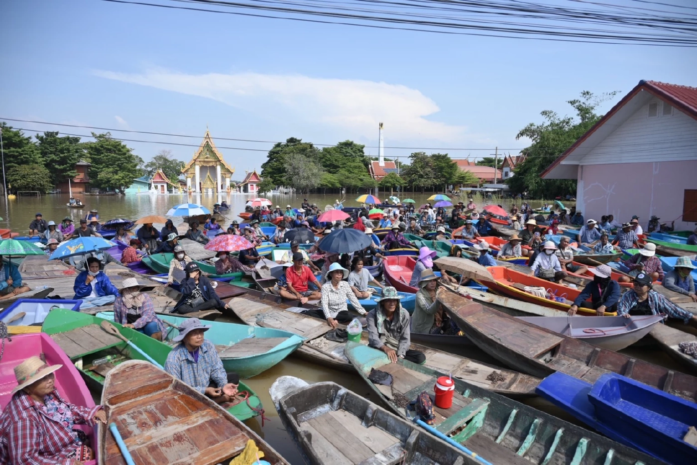 นายกฯ เยี่ยมชาวอ่างทองน้ำท่วม ขอชาวบ้านด่าระบายทุกข์ได้เลย