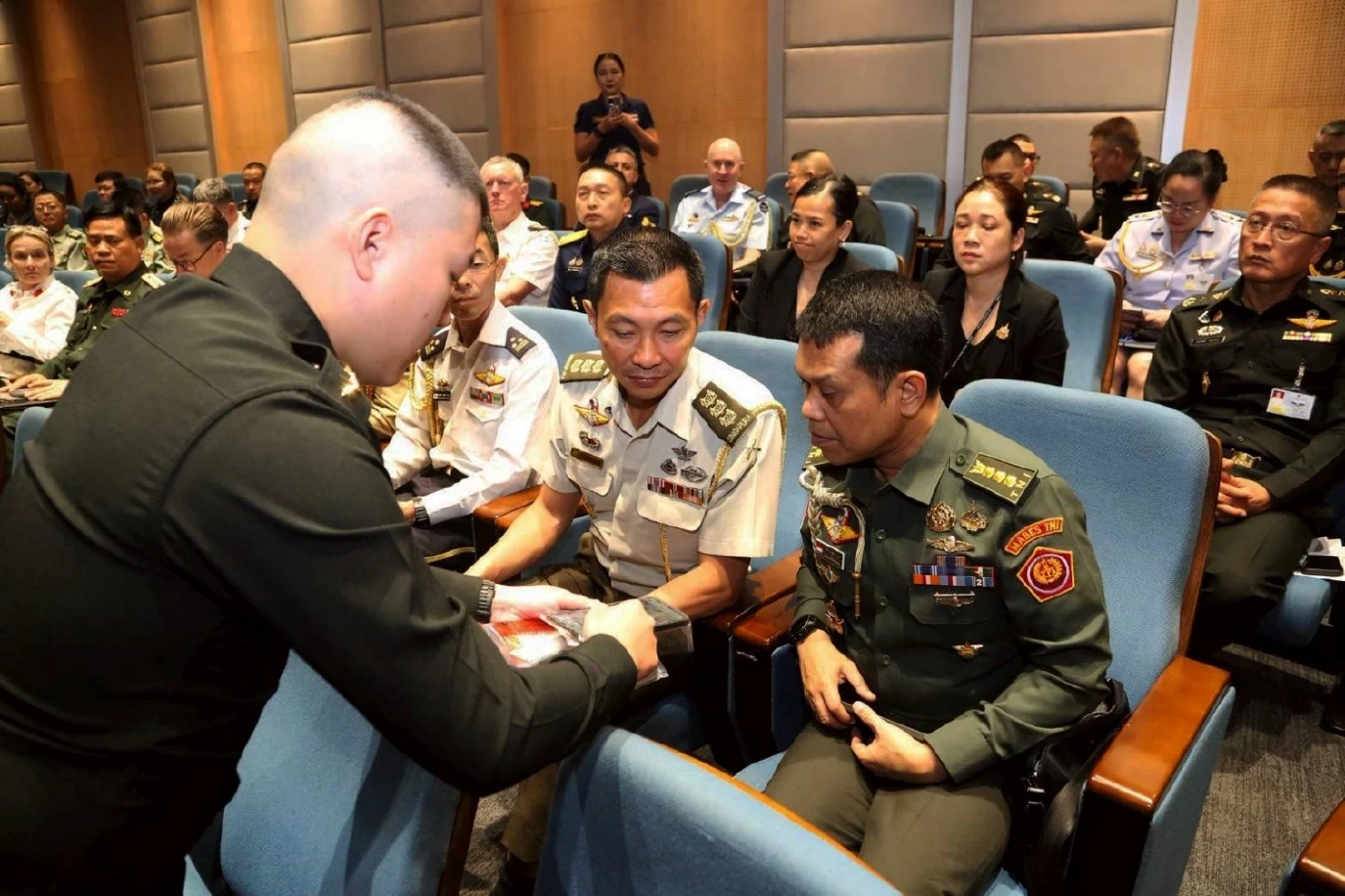 "กองทัพไทย" นำโทรศัพท์มือถือ "ทหารกัมพูชา" ที่ตรวจยึดไว้ มาแสดงให้ "คณะผู้ช่วยทูตทหารต่างประเทศดู"