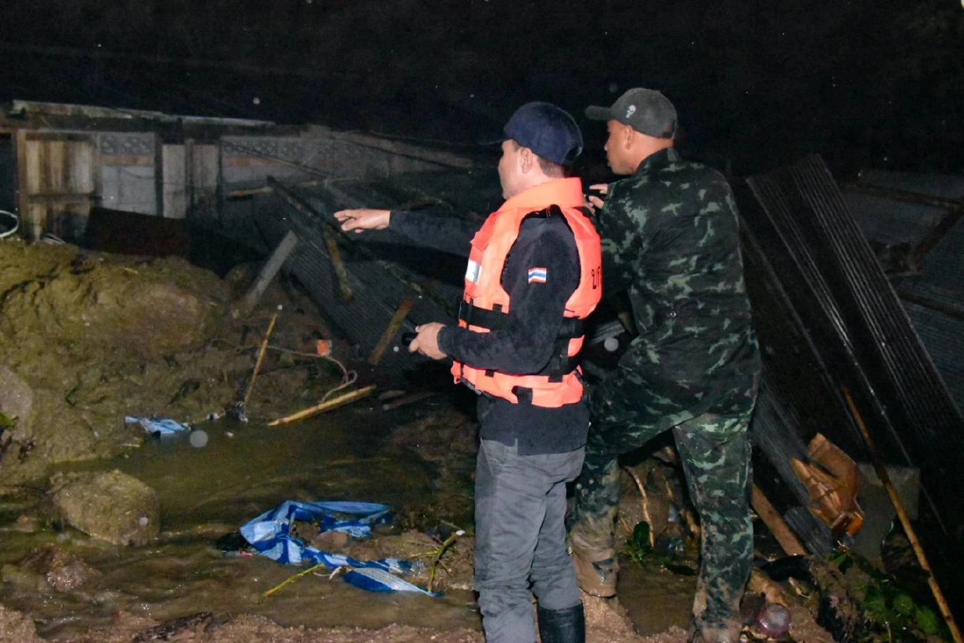 ระทึกกลางดึก! ผู้พัน ร.152 พัน 1 แบกร่างผู้เสียชีวิตฝ่าดินโคลนออกจากบ้านถล่ม ยะลา