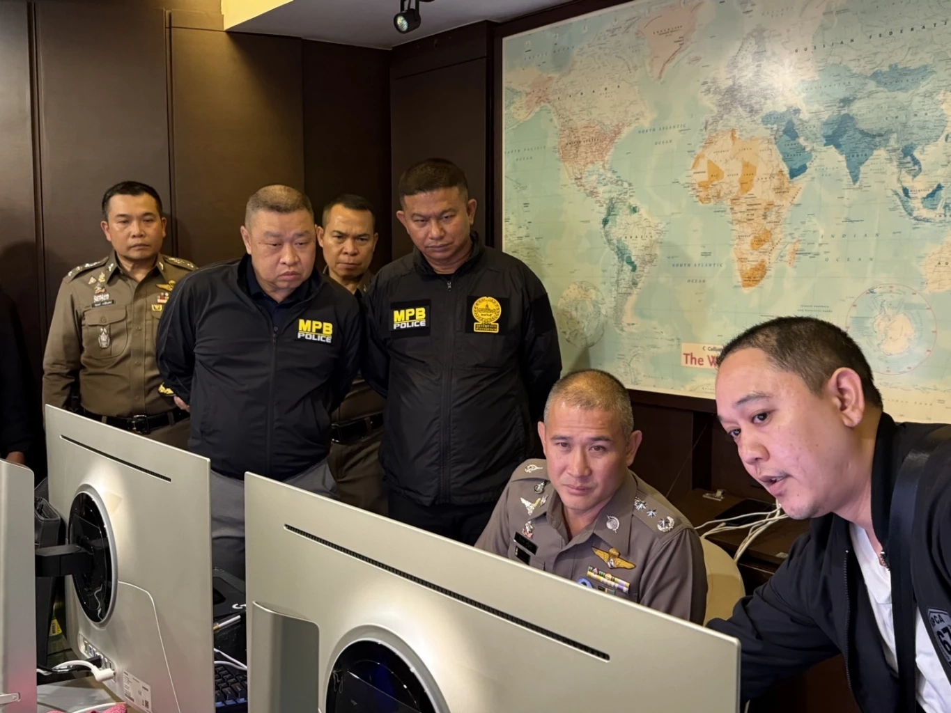 บุกรังการเงินสแกมเมอร์ หนีมาจากกัมพูชา รวบ 4 ชาวจีน (มีคลิป)