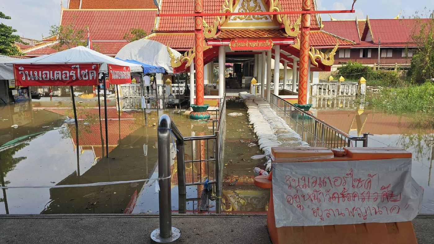 นนท์ฯ ก่อกระสอบทรายป้องน้ำท่วม ขณะที่เกาะเกร็ดอ่วมหนัก!