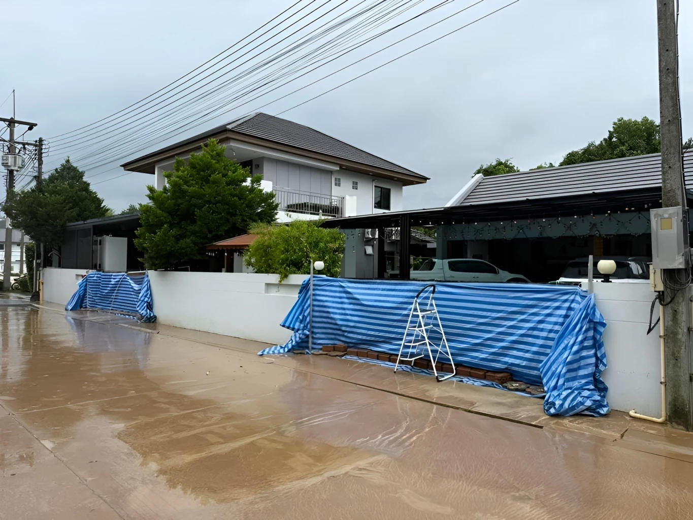 หนึ่งเดียวที่รอด! โซเชียลแห่ถามเคล็ดลับ "บ้านหลังเดียวที่น้ำไม่ท่วมในหาดใหญ่"