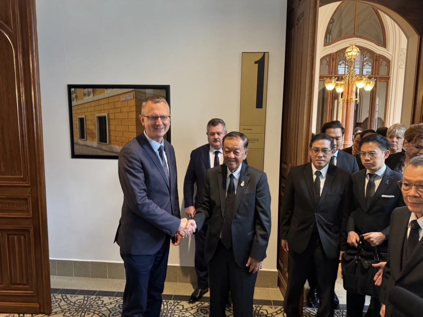 สัมพันธ์แน่นแฟ้น! ฮังการี ก็สร้างรั้วชายแดน - หนุนไทย \"ปราบสแกมเมอร์\" (มีคลิป)