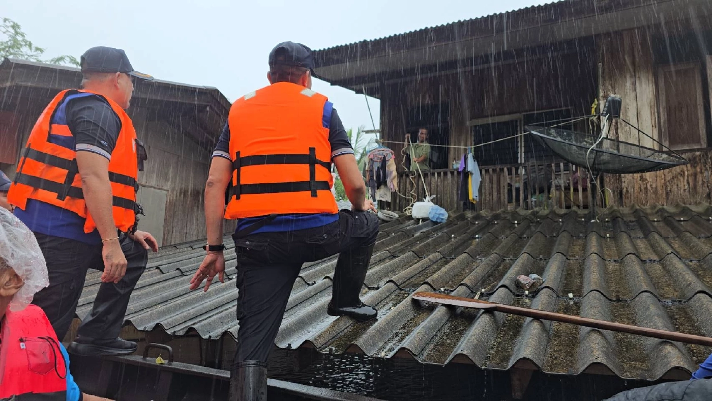 สังเวยน้ำท่วม! นราธิวาสพบผู้เสียชีวิต 1 ราย ทหารลุยน้ำเชี่ยวช่วยชาวลำภู หลังน้ำป่าหลาก