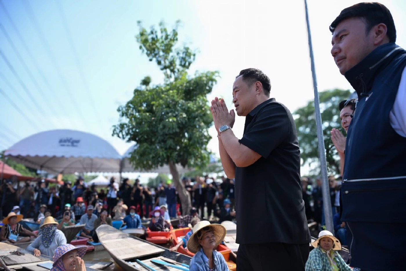 นายกฯ เยี่ยมชาวอ่างทองน้ำท่วม ขอชาวบ้านด่าระบายทุกข์ได้เลย