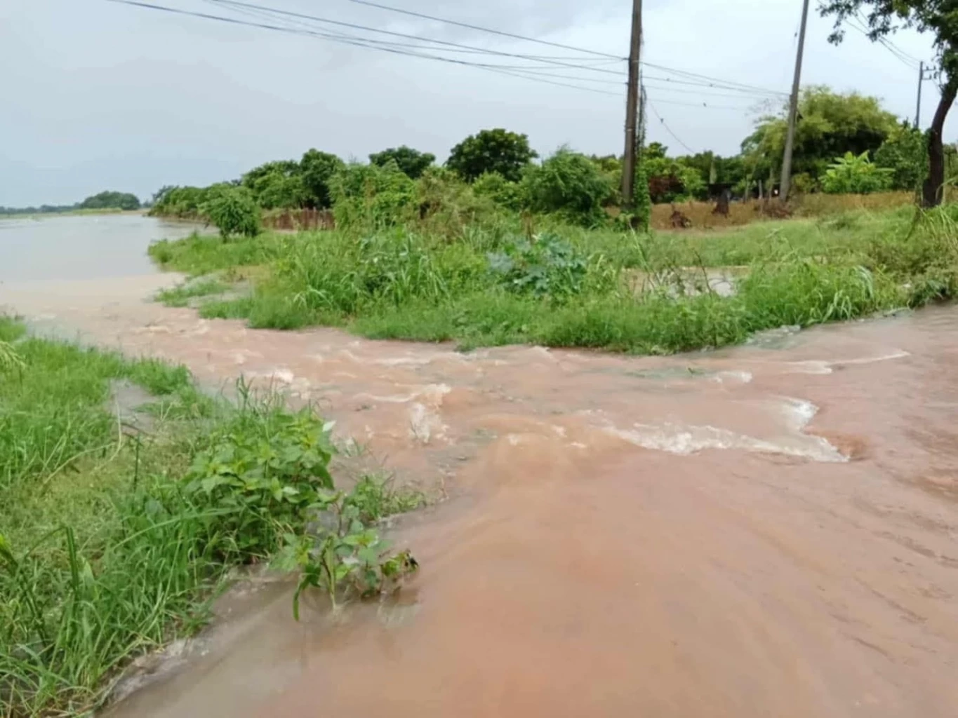 ตร.แจ้งงดใช้เส้นทาง-เส้นทางเลี่ยง ถนนน้ำท่วมสูง จ.สิงห์บุรี