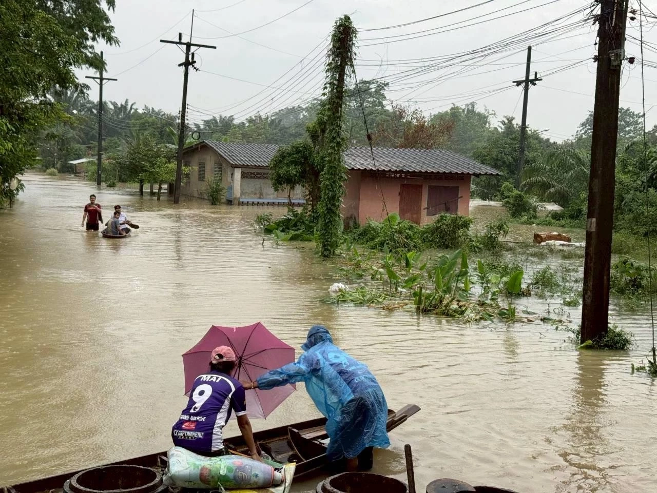 ศุภจี สั่งตั้ง War room เกาะติดน้ำท่วมใต้ ดูแลสินค้าอุปโภคบริโภค