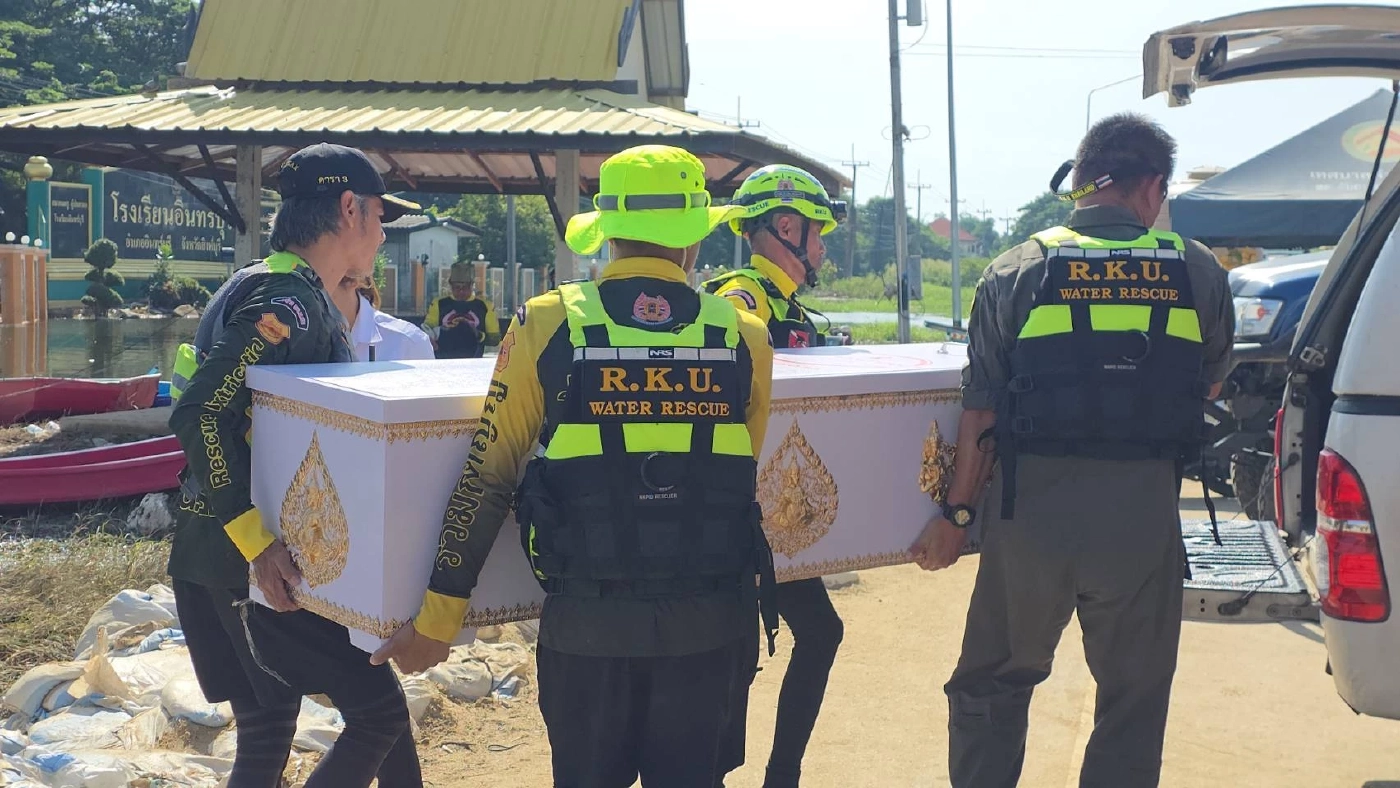 "ร่วมกตัญญู" ฝ่าน้ำท่วมนำร่าง ผู้เสียชีวิต ออกจาก รพ.อินทร์บุรี ไปส่งบำเพ็ญกุศลที่วัด (มีคลิป)