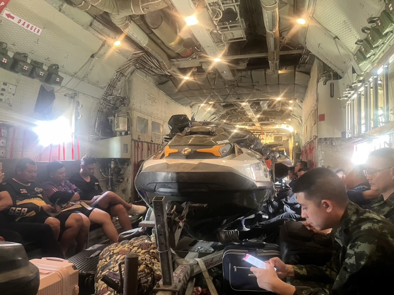 กองทัพไทย ขนทีม "กู้ภัยแผ่นดินไหวเมียนมา" ลุยช่วย "น้ำท่วมหาดใหญ่"