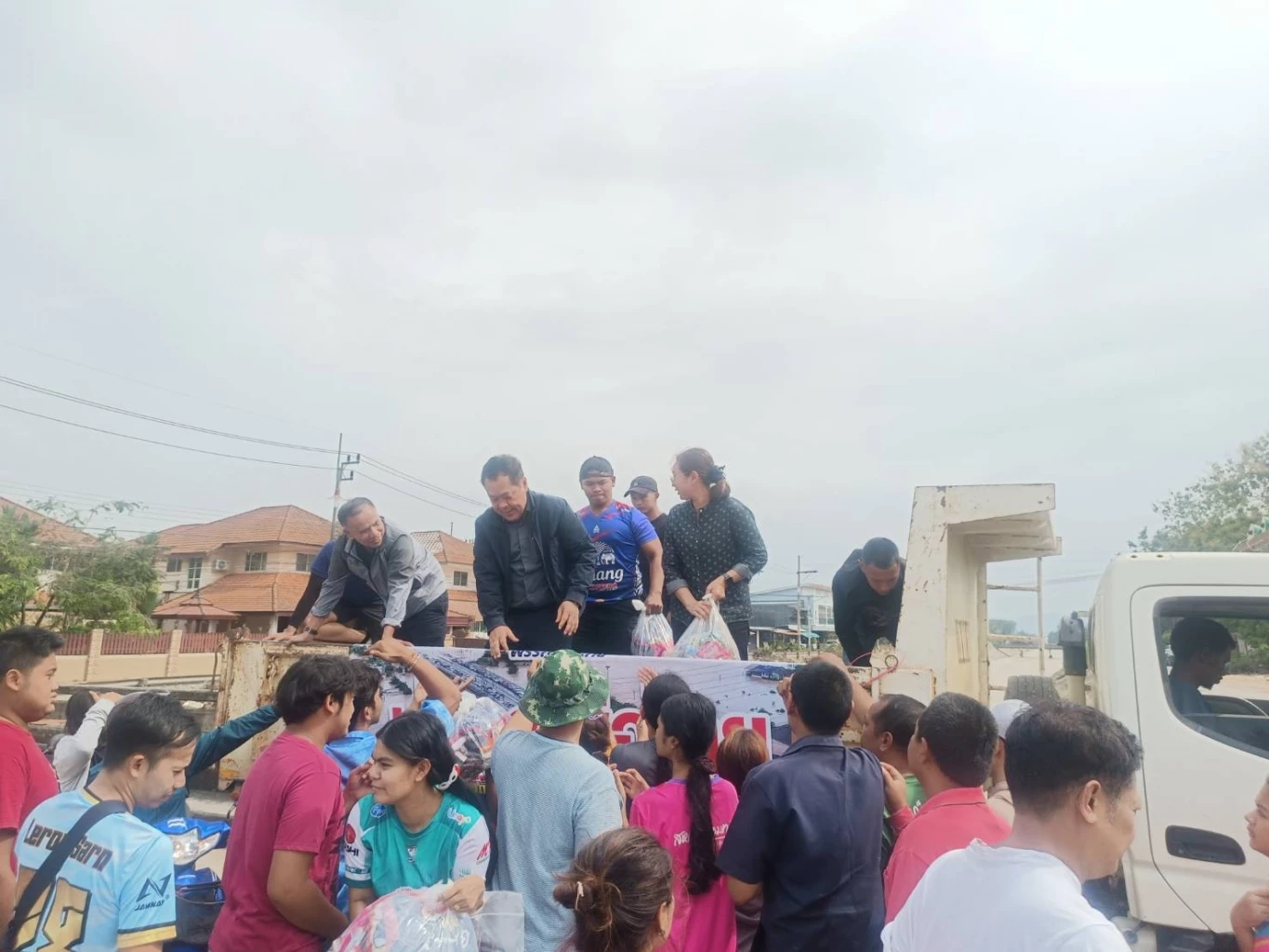 “ทวี” ลุยน้ำท่วมหาดใหญ่ มอบชุดละมาด-อาหาร พร้อมจัดส่งรถฟรี ปชช.