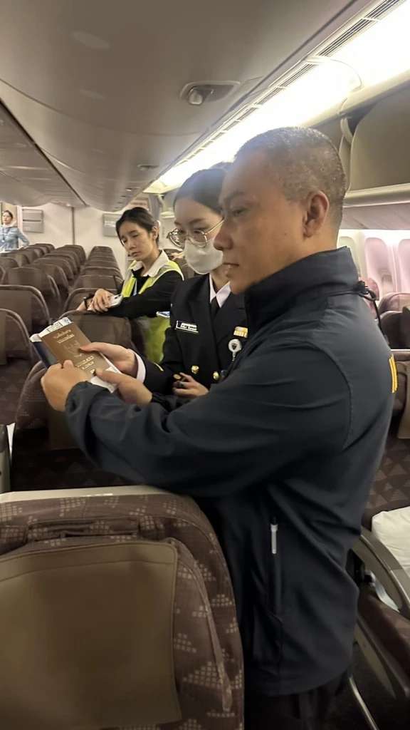 เปิดคลิป! "ตม." ดูแล "นักศึกษาสาว" โคม่ากลับถึงประเทศไทยแล้ว รับน้ำใจจาก "อียองแอ"