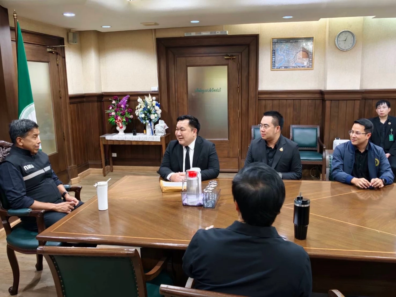 ยื่นหนังสือ ผู้ว่าฯ "ชัชชาติ" ตรวจสอบครูโรงเรียน กทม. ปมถูกร้องลบหลู่ศาสนา