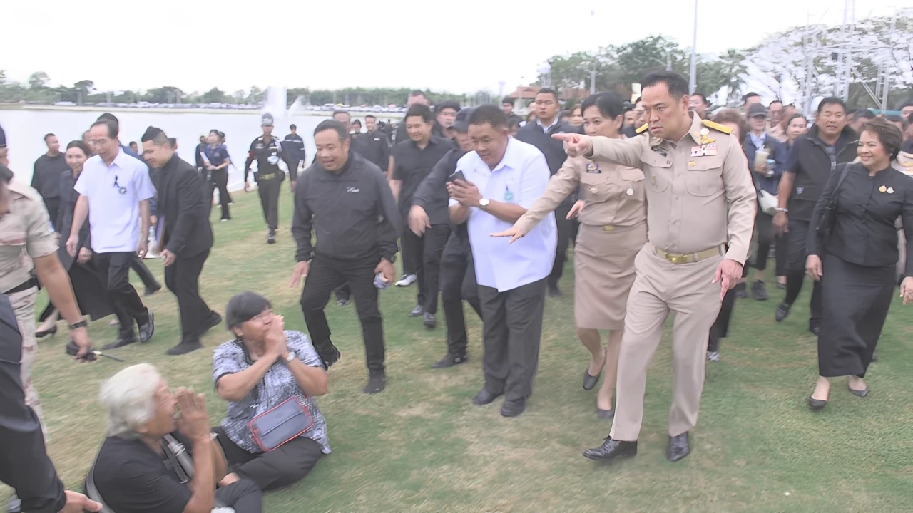 นายกฯ หัวเสียชี้หน้าการ์ด หลังเห็นจะหิ้วยายพ้นทางเดินที่พิจิตร