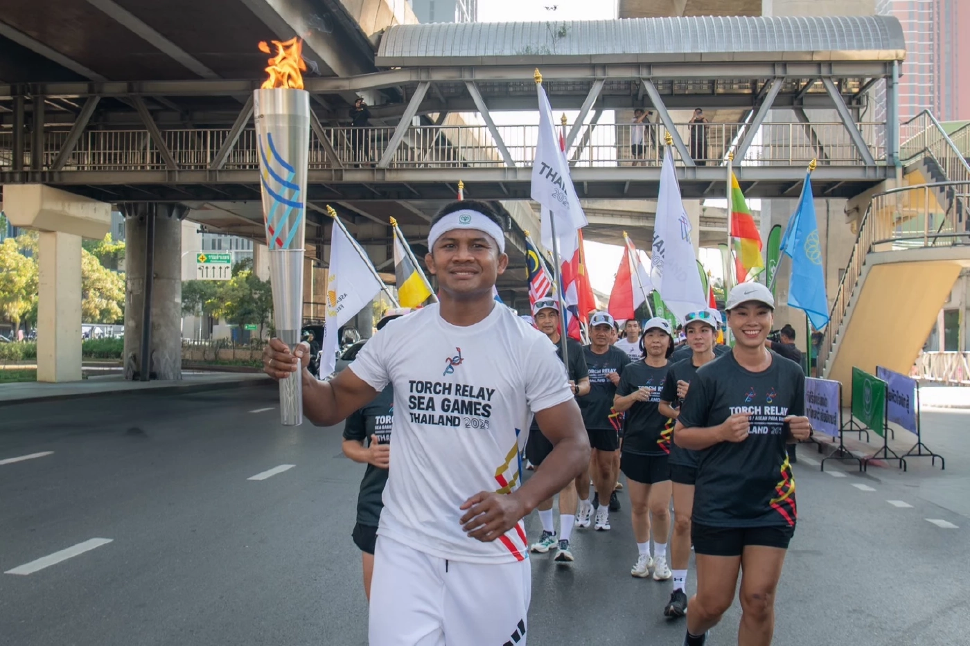 CP ร่วมอัญเชิญไฟพระฤกษ์ซีเกมส์/พาราเกมส์ 2025 นำวิ่งโดยบัวขาว บัญชาเมฆ