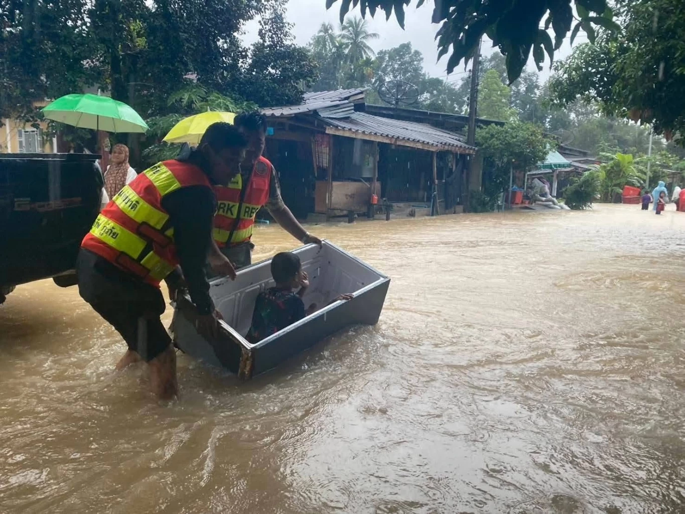 "สุชาติ" สั่งด่วน! ฮ.ทส.–กรมอุทยานฯ ระดมช่วยน้ำท่วม คน-สัตว์ -ผู้ป่วยฉุกเฉิน