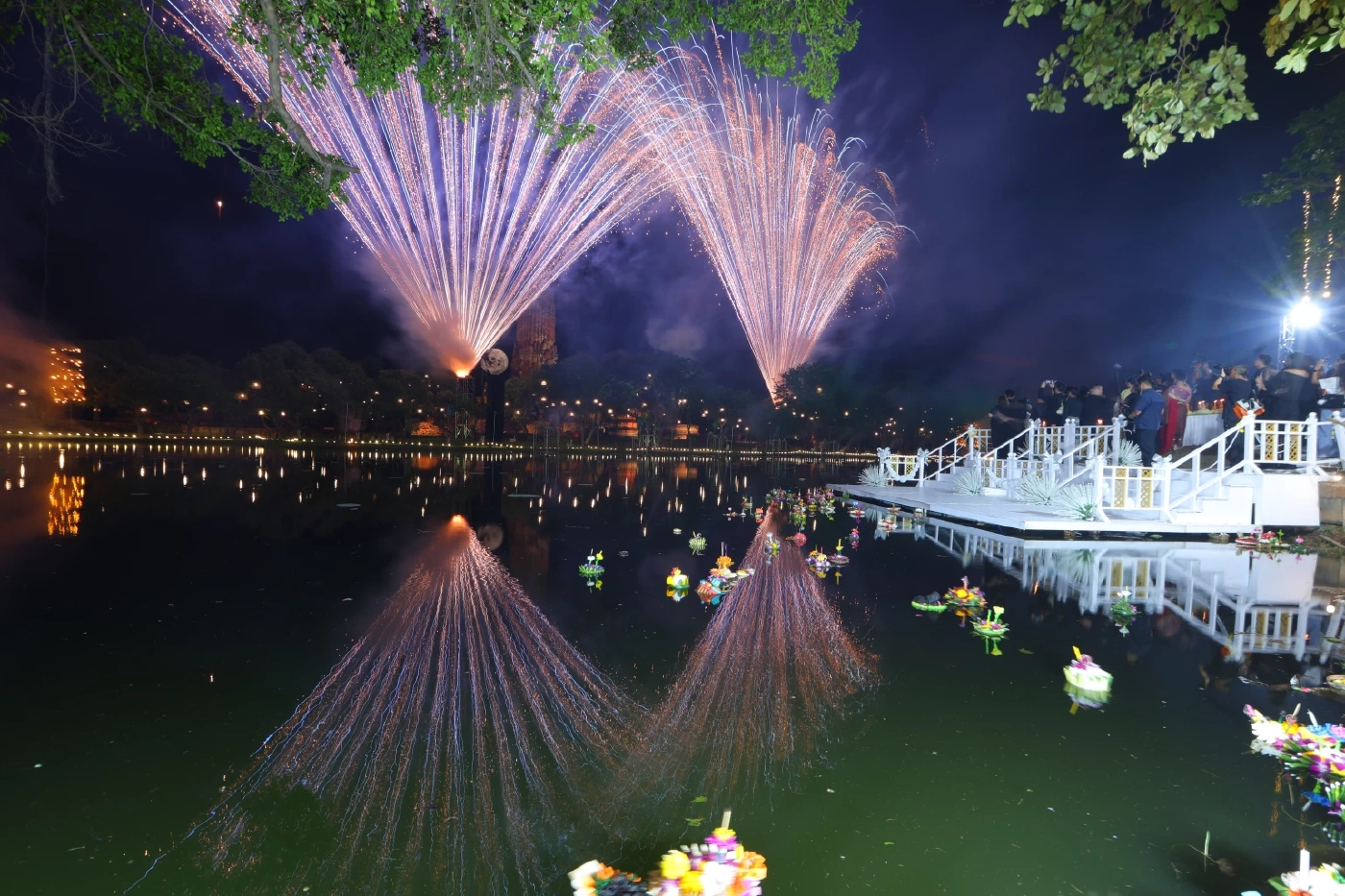 ประมวลภาพความงดงาม Maha Loi Krathong อยุธยา รำลึกพระพันปีหลวง