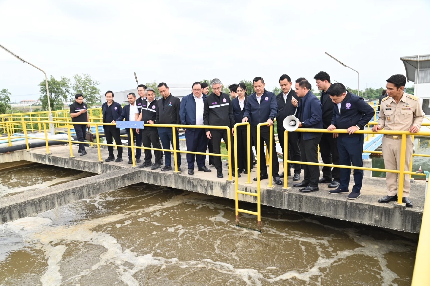 “ธนกร” เยี่ยมนิคมฯ สินสาคร สั่งวางมาตรการกันน้ำท่วมนิคมฯ ทั่ว ปท.