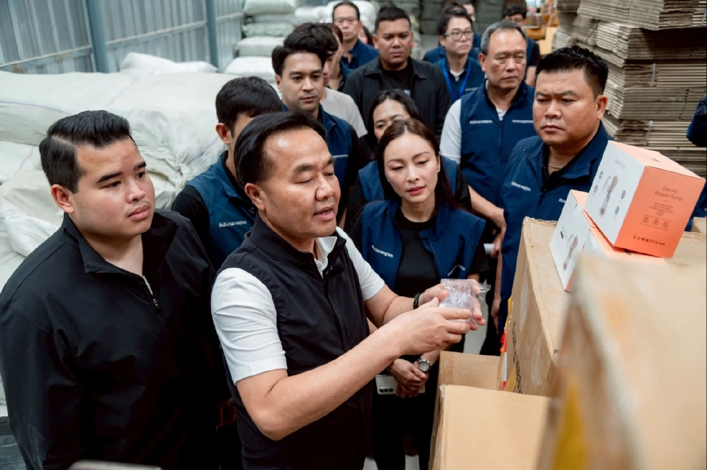 รมช.อุตสาหกรรม นำทีมทลายสินค้าเด็ก-ทารกเถื่อน สั่งล่าถึงต้นตอ