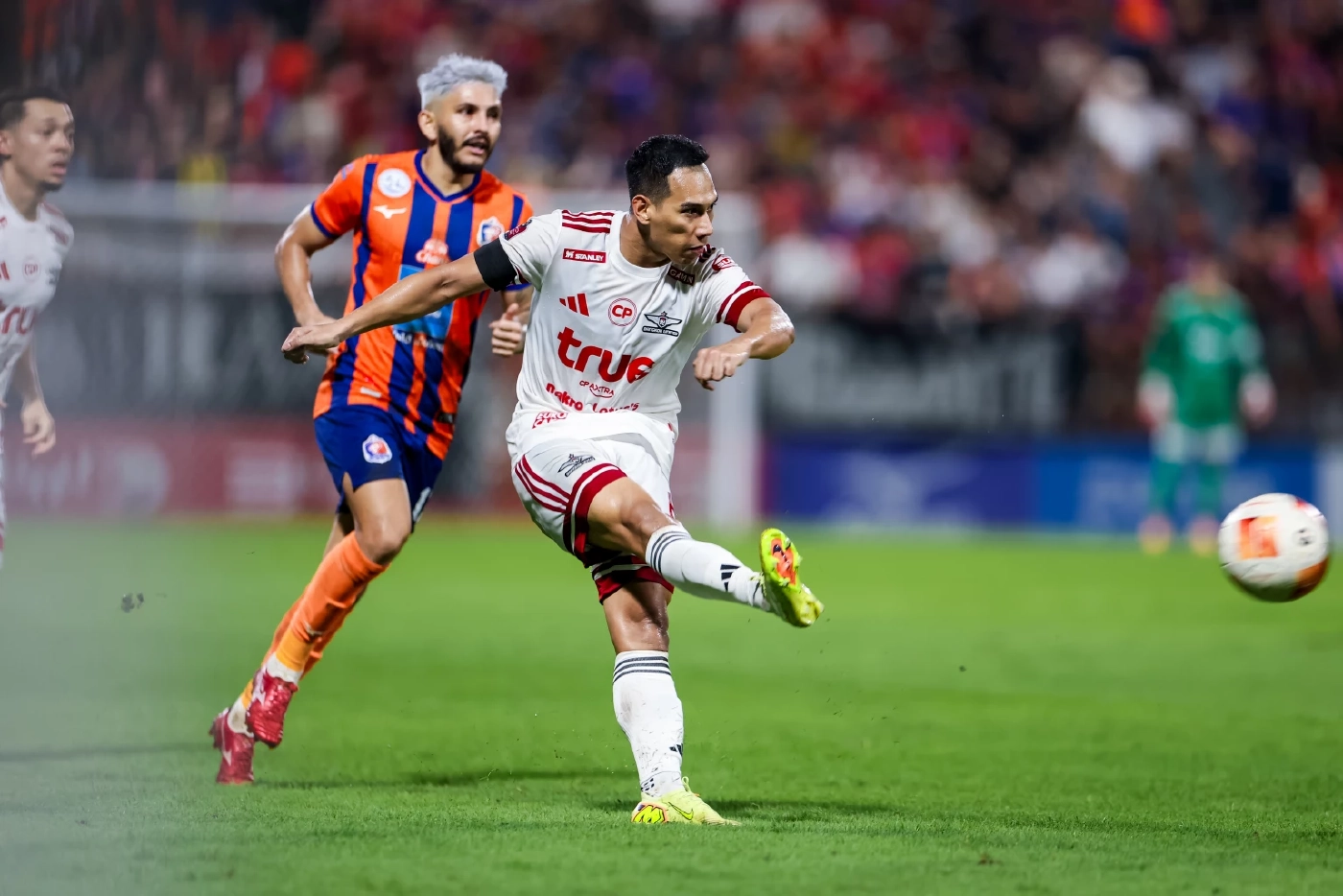 สรุปผล ไทยลีก : บุรีรัมย์ ยูไนเต็ด พ่ายนัดแรก ถูก ชลบุรี เอฟซี รัว 4-2, แบงค็อกเจ๊าท่าเรือไร้สกอร์