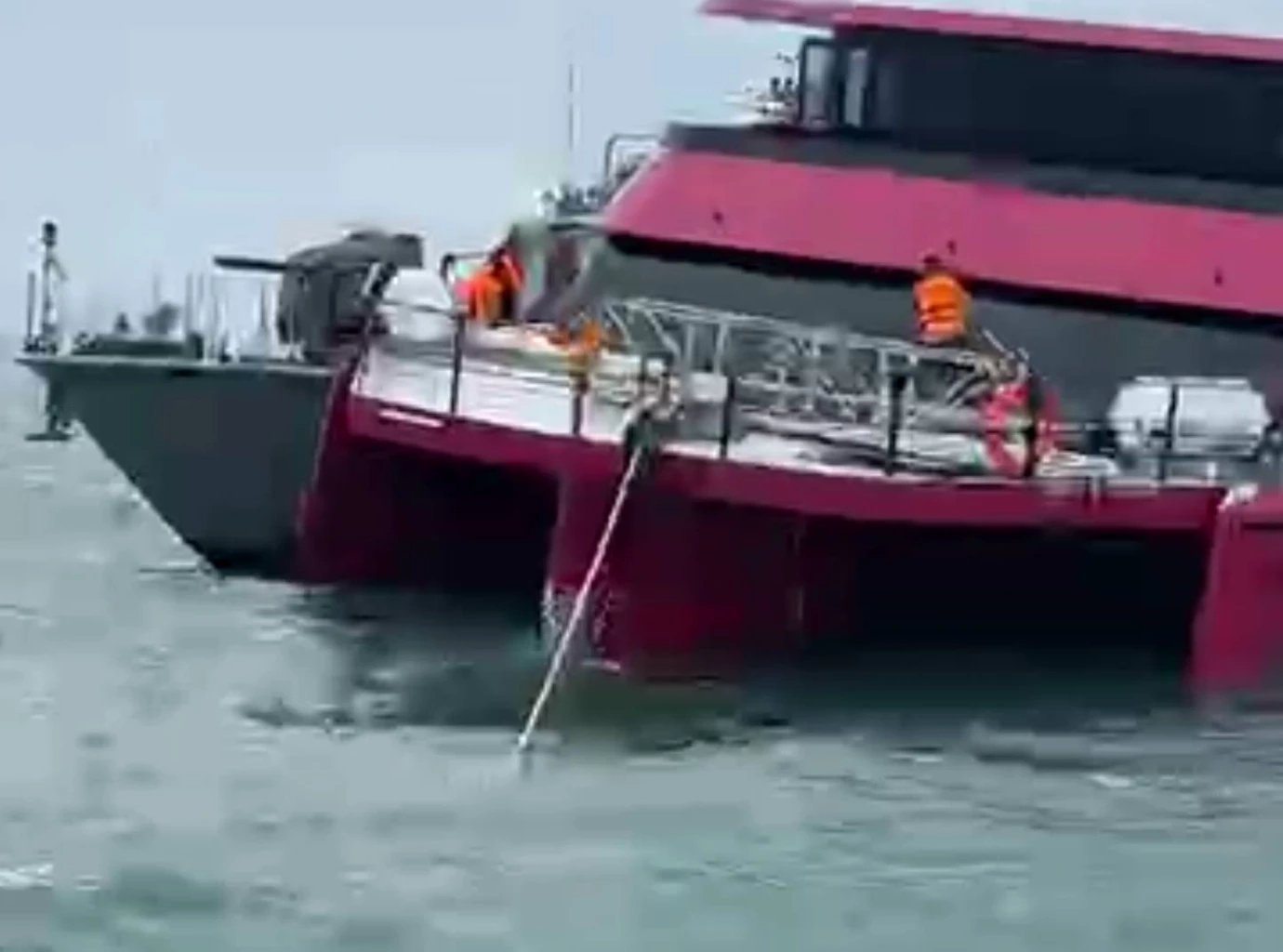 ระทึก! เรือโดยสาร กลับจาก "เกาะกูด" ท้องเรือแตกหวิดจม ศรชล. ช่วย 97 ชีวิตปลอดภัย