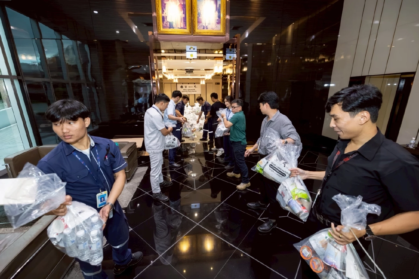 บีทีเอสร่วมพันธมิตร มอบถุงยังชีพ 2,000 ชุด ช่วยผู้ประสบอุทกภัยสิงห์บุรี