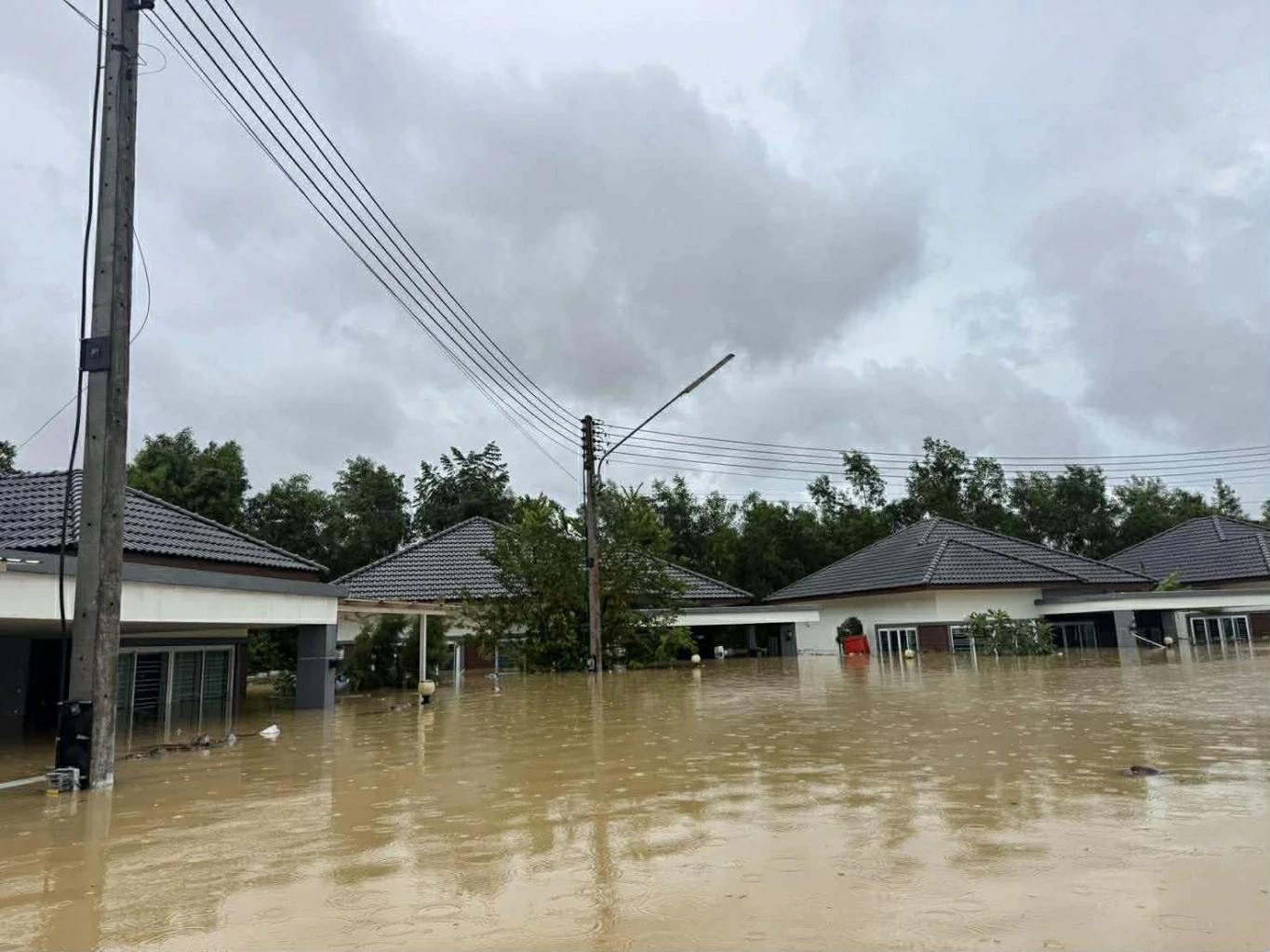 นายกฯ "อนุทิน" บินถึงหาดใหญ่! สั่งเร่งช่วย "กลุ่มเปราะบาง" หลังสงขลาวิกฤตน้ำท่วม "ยกธงแดง" 103 ชุมชน