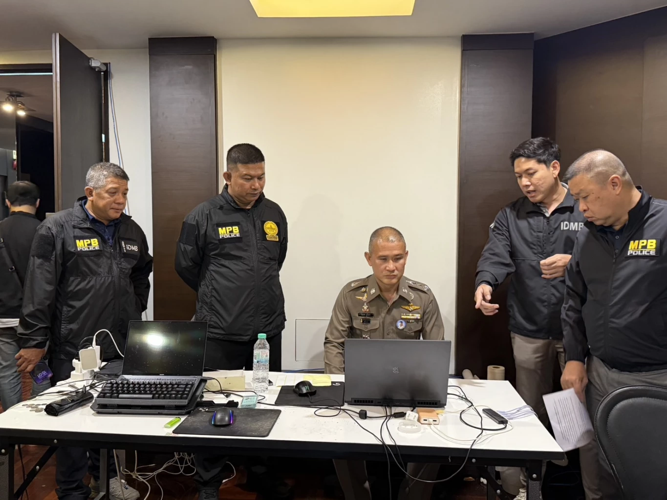 บุกรังการเงินสแกมเมอร์ หนีมาจากกัมพูชา รวบ 4 ชาวจีน (มีคลิป)