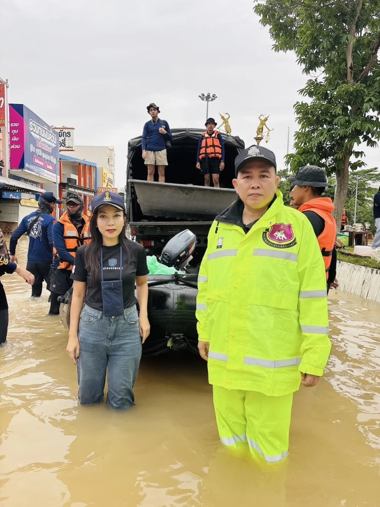 "ตชด.ภาค 4" ลงพื้นที่หาดใหญ่ มอบอาหาร–น้ำดื่มผู้ติดค้างพื้นที่น้ำท่วมหนัก