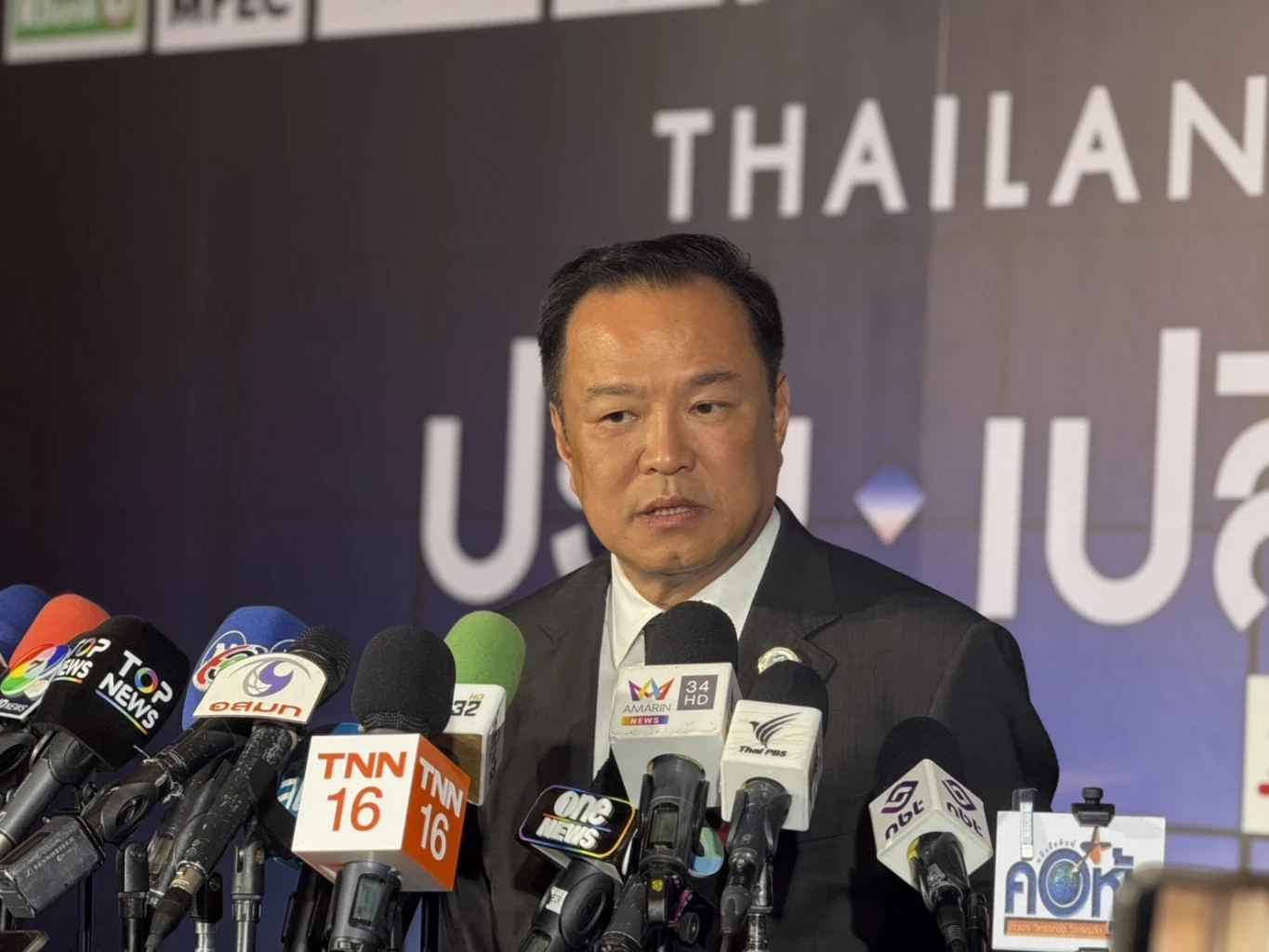 นายอนุทิน ชาญวีรกูล นายกรัฐมนตรี และ รมว. มหาดไทย