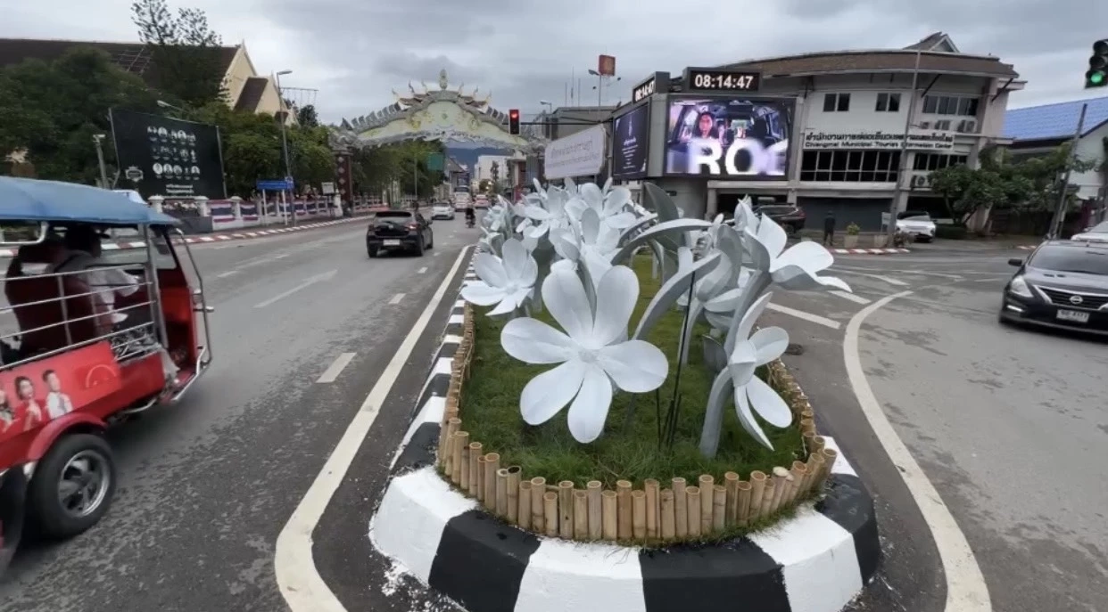 จบดราม่า "ดอกไม้ดำงานยี่เป็ง" เกาะกลางเชิงสะพานนวรัฐ ล่าสุดพ่นเป็นสีขาวแทน