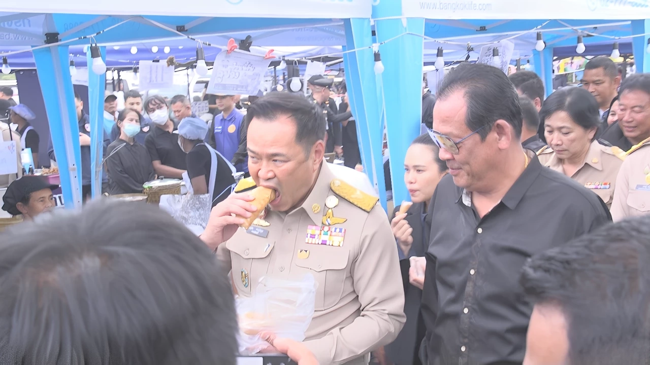 นายกฯ หัวเสียชี้หน้าการ์ด หลังเห็นจะหิ้วยายพ้นทางเดินที่พิจิตร