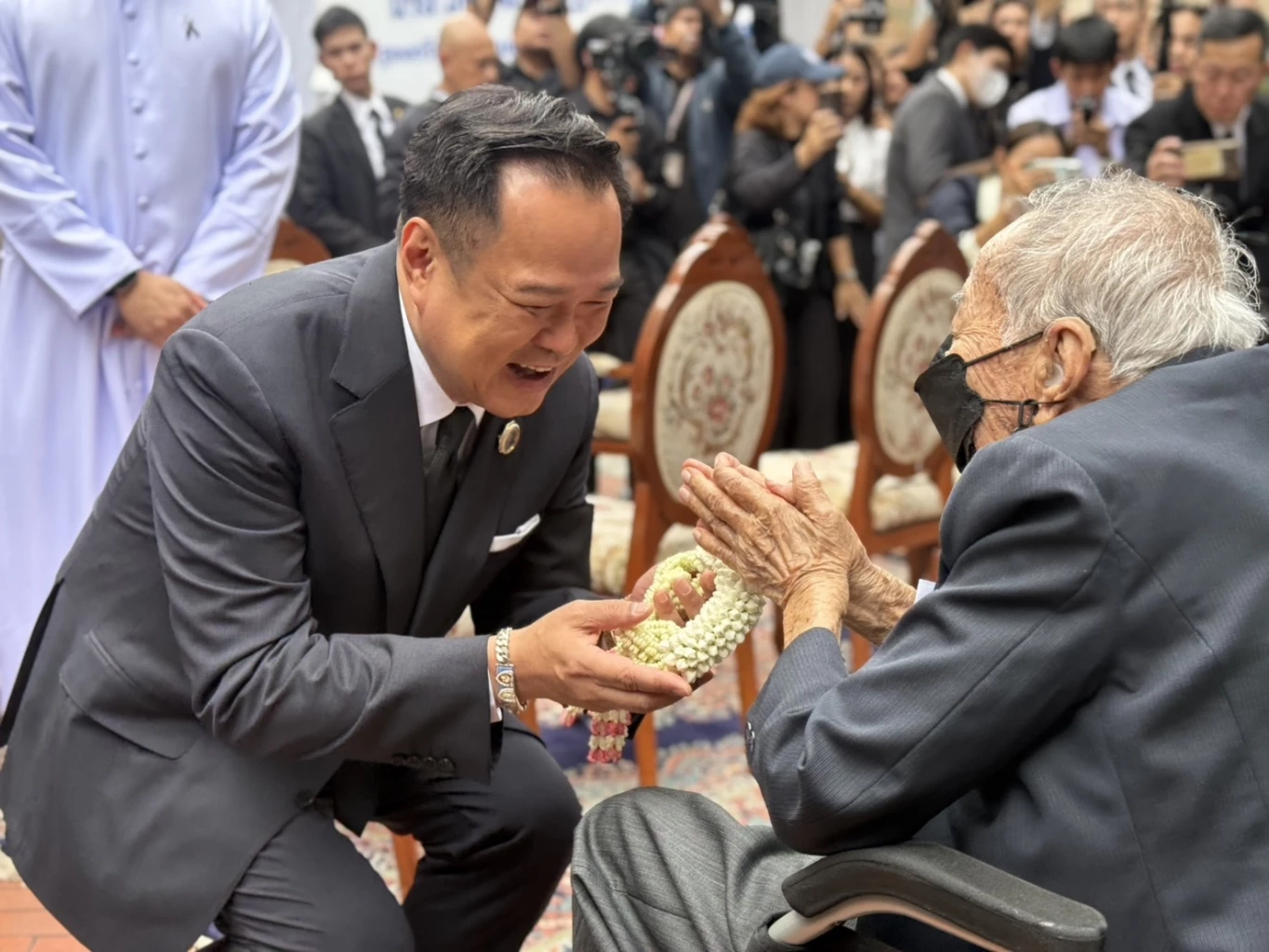 "อนุทิน" คัมแบ็ก "อัสสัมชัญบางรัก" กราบอดีต ผอ.-คุณครู พร้อมเล่นดนตรีร่วม AC BAND