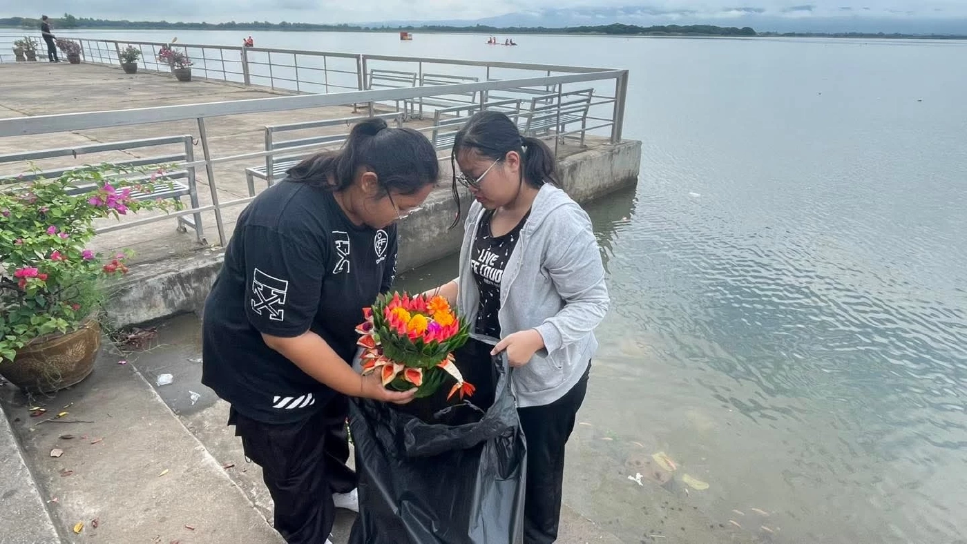 จิตอาสา มหาวิทยาลัยพะเยา-ตำรวจ ช่วยกันเก็บขยะหลังเทศกาลลอยกระทง