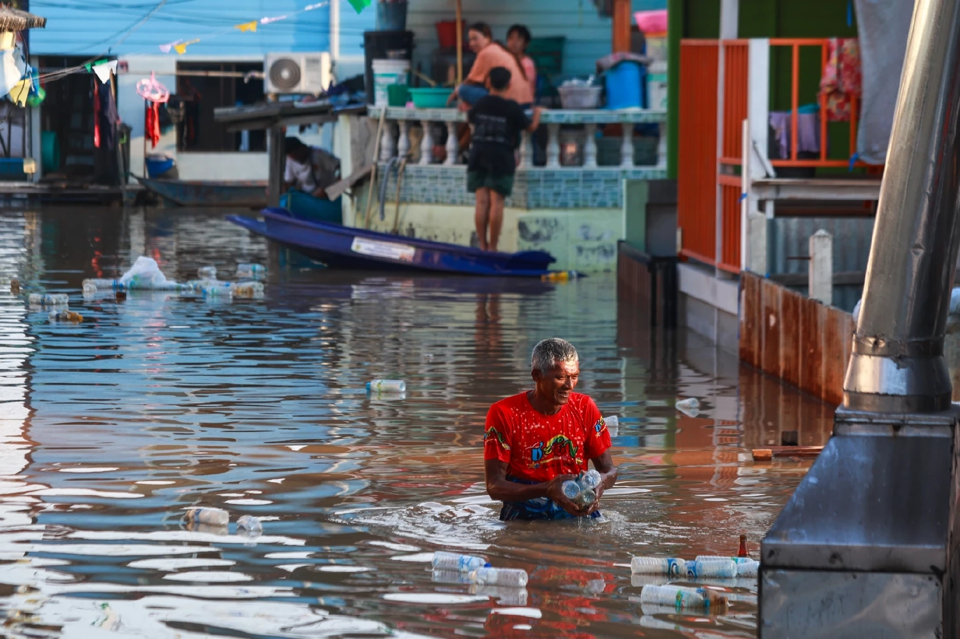 ครม.เตรียมอนุมัติงบกลางช่วย 1.2 แสนครัวเรือน น้ำท่วมขังนาน