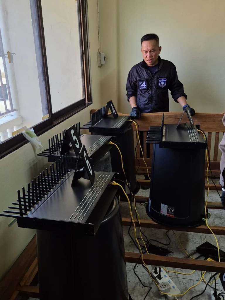 "กสทช. -ตร." บุกฐาน "แก๊งคอลเซ็นเตอร์ภาคอีสาน" พบ "sim box" ใช้หลอกเหยื่อ