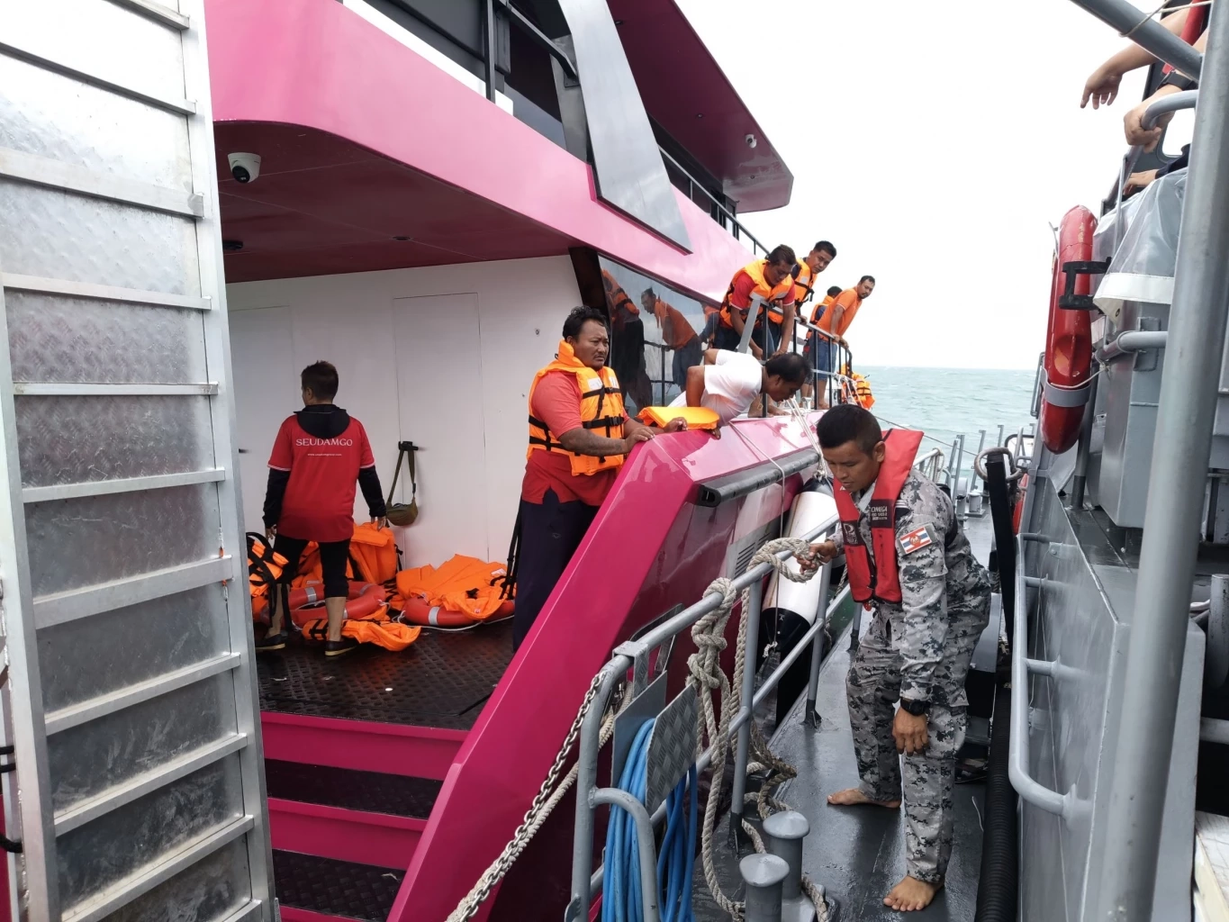 ระทึก! เรือโดยสาร กลับจาก "เกาะกูด" ท้องเรือแตกหวิดจม ศรชล. ช่วย 97 ชีวิตปลอดภัย