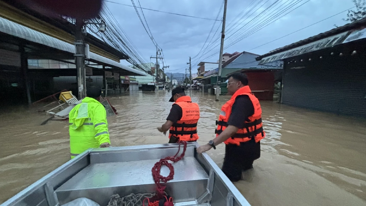 "ตชด.ภาค 4" ลงพื้นที่หาดใหญ่ มอบอาหาร–น้ำดื่มผู้ติดค้างพื้นที่น้ำท่วมหนัก