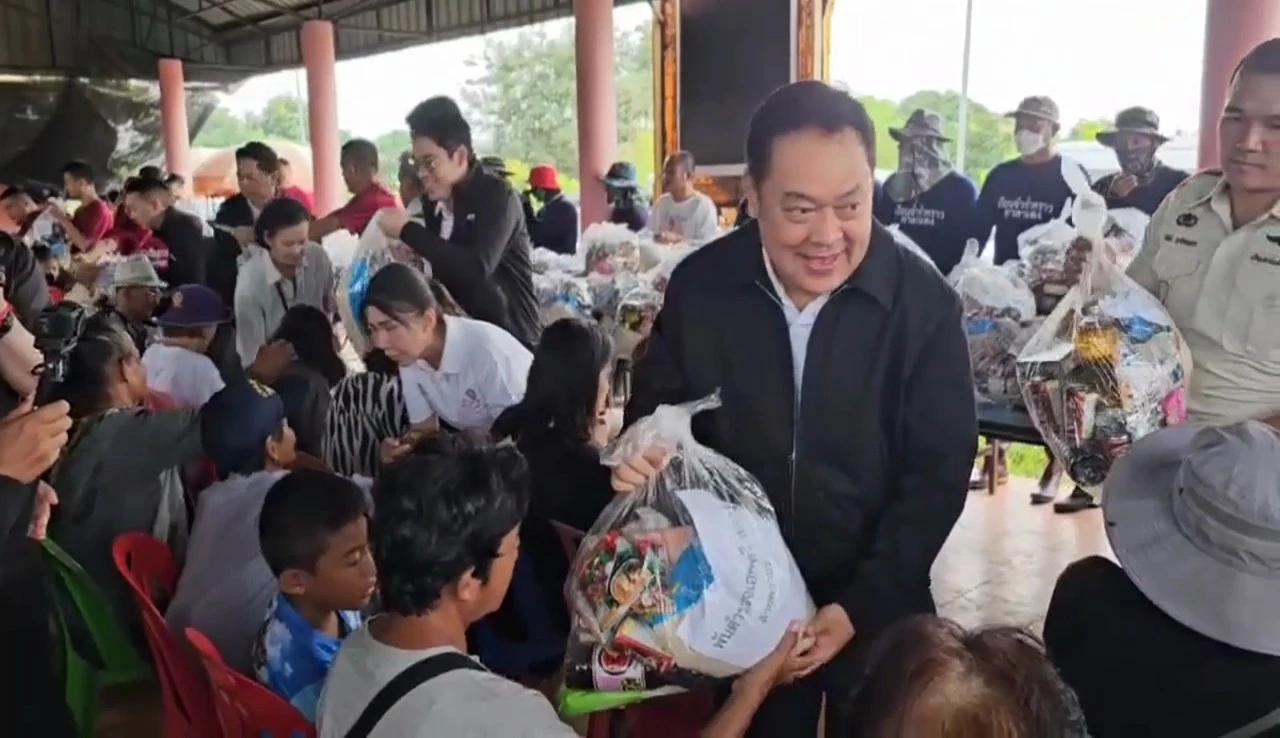 “ทวี” ลงพื้นที่ จ.อ่างทอง ช่วยเหลือผู้ประสบอุทกภัย ห่วงท่วมทุกปี