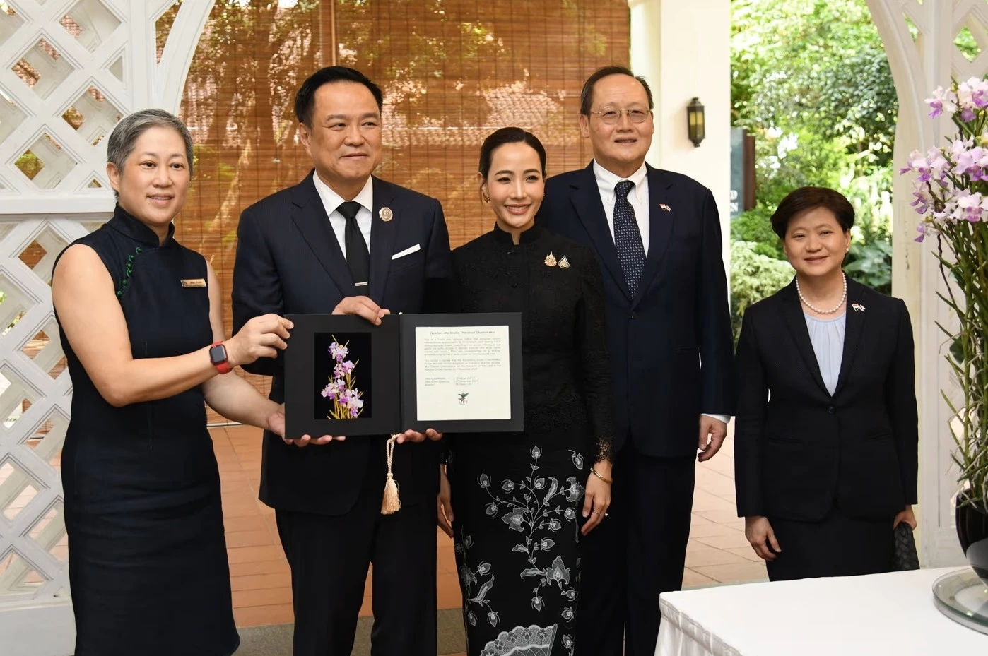 สิงคโปร์ ตั้งชื่อกล้วยไม้สายพันธุ์ใหม่ เป็นเกียรติแก่ "นายกฯ-ภริยา"