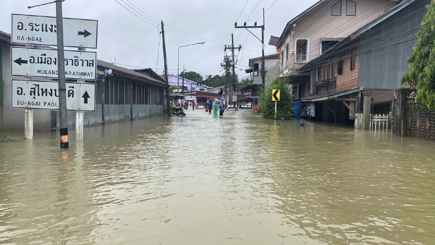 นราธิวาส วิกฤต! ท่วมแล้ว 11 อำเภอ เสียชีวิตพุ่ง 3 ราย ชาวบ้านเริ่มขาดแคลนอาหาร