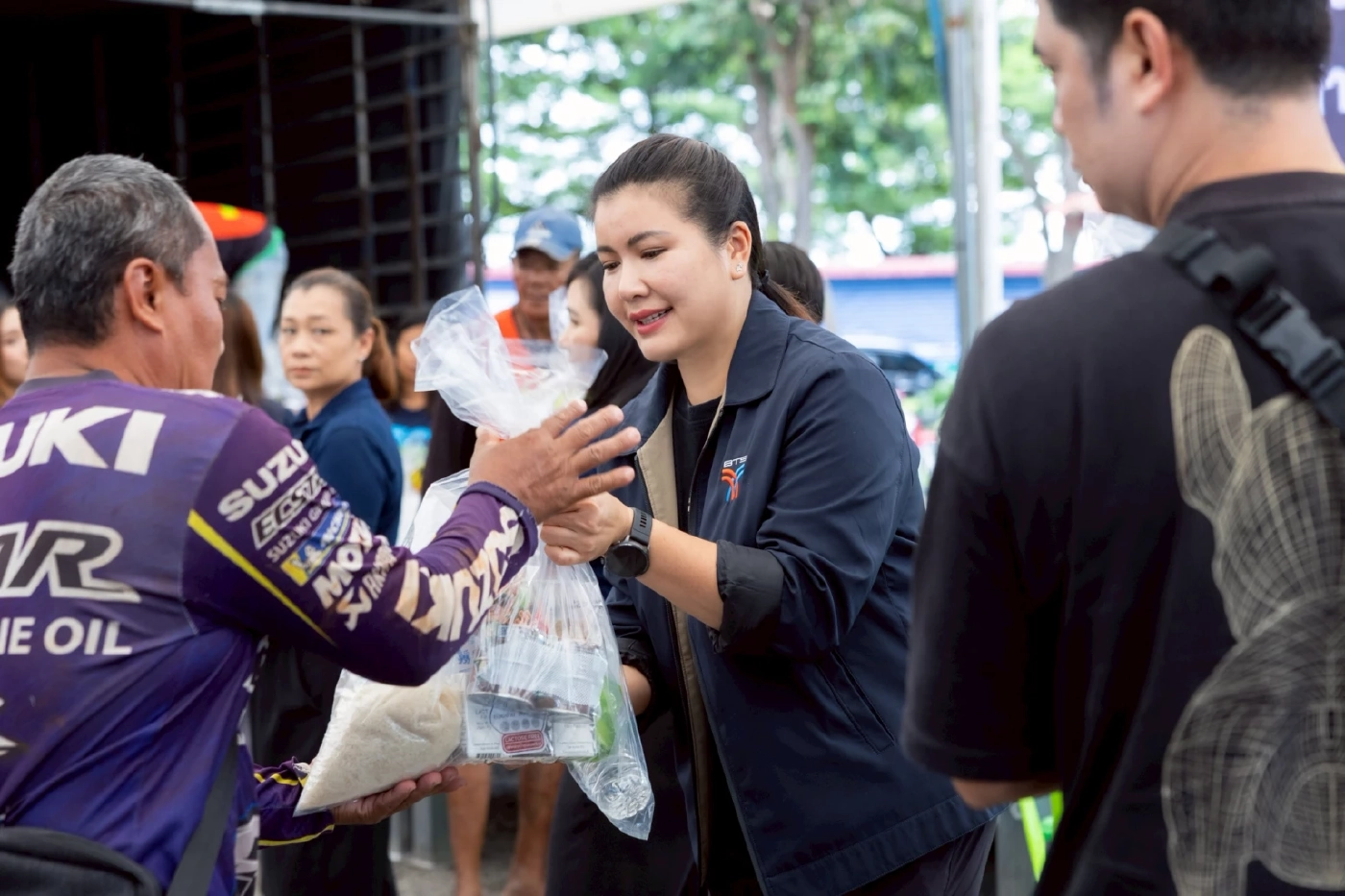 บีทีเอสร่วมพันธมิตร มอบถุงยังชีพ 2,000 ชุด ช่วยผู้ประสบอุทกภัยสิงห์บุรี