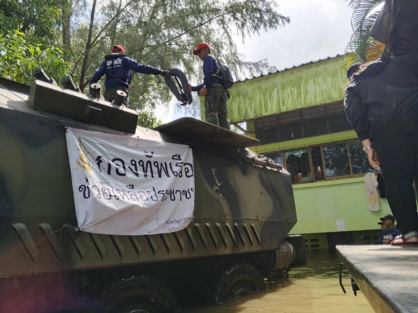 อัปเดตน้ำท่วมสงขลา 2 อำเภอยังหนัก! น้ำสูง 1.5 เมตร ทร.เร่งช่วย