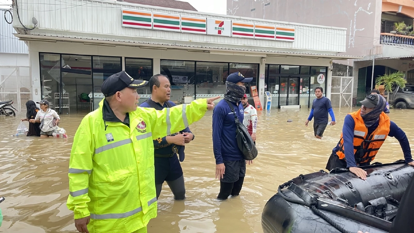 "ตชด.ภาค 4" ลงพื้นที่หาดใหญ่ มอบอาหาร–น้ำดื่มผู้ติดค้างพื้นที่น้ำท่วมหนัก